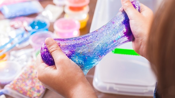 Dangers du bore contenu dans le slime pour les enfants